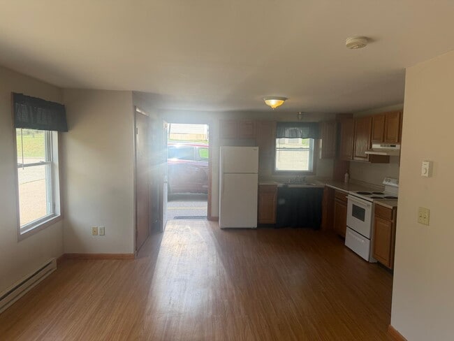 Photo - 117a W Main St (Sprague, CT) Apartment