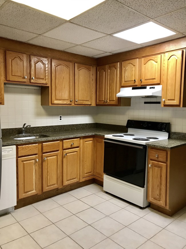 Newly renovated kitchen w/ granite counters - 1753 Beacon St