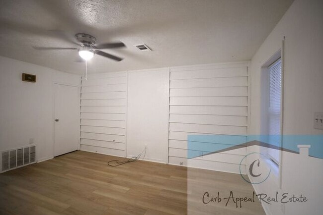 Building Photo - 2 bed, 1.5 bath apartment - HUD accepted!!