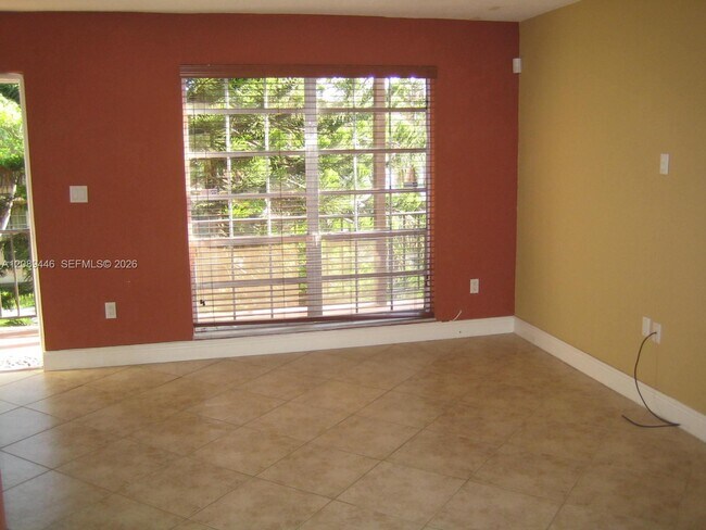 Building Photo - 10824 N Kendall Dr