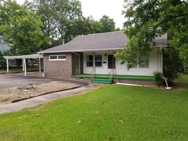 Building Photo - a charming 3 Bed 2 Bath House