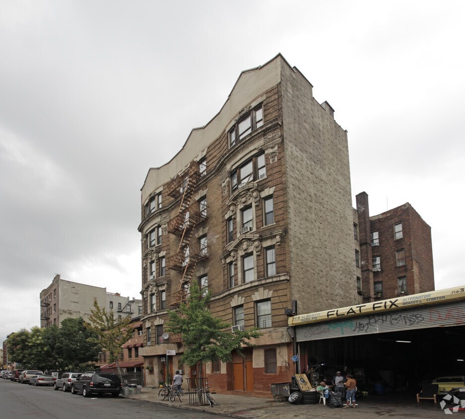Building Photo - 387 S 4th St