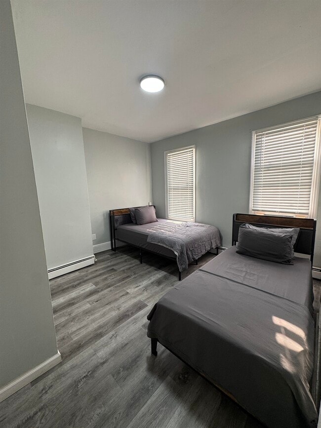 Building Photo - 1172 Summit Ave