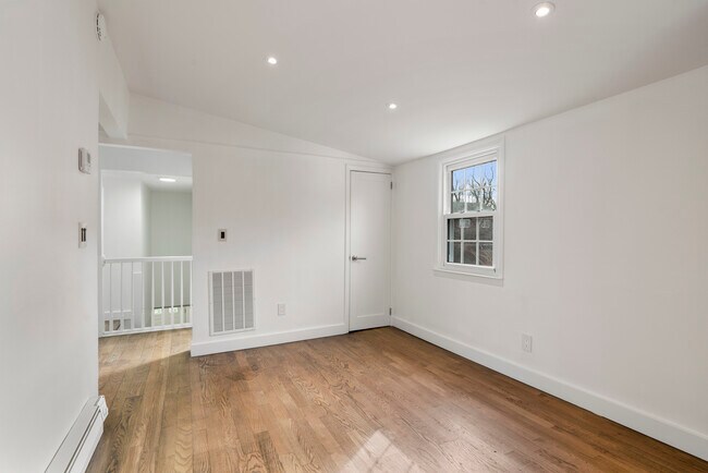 Building Photo - 615 Hall St