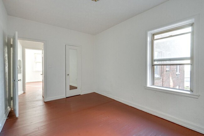 Building Photo - 2828 S Moreland Blvd