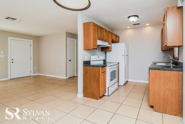 Foto del edificio - Enjoy one-level living in this 3 bedroom, ...