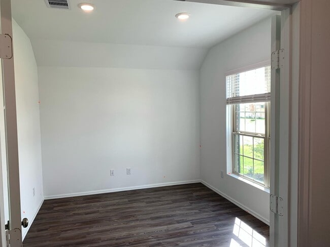 Building Photo - 26602 Ledgemont Dr