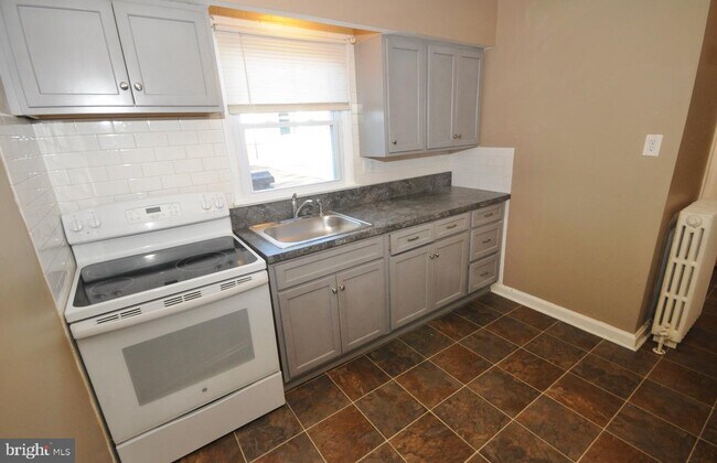 Building Photo - 316 W Landis Ave