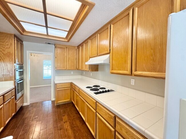 Building Photo - Beautiful 4 bedroom 3 bath home in the Hillsborough community!
