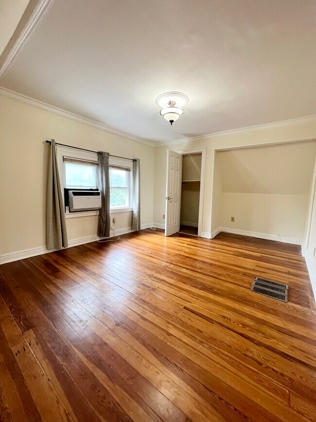 Building Photo - 24 Oak Plz