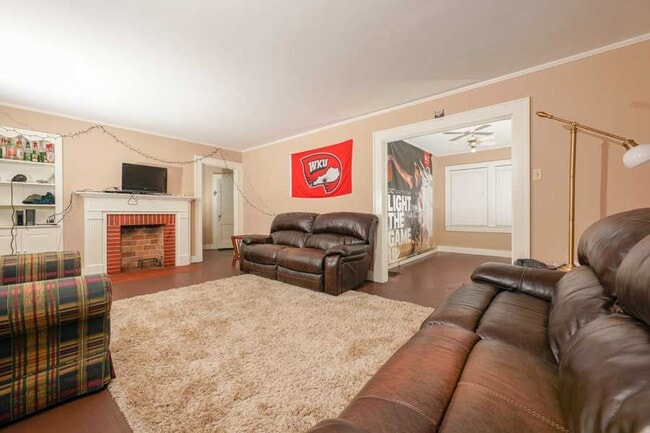Building Photo - 708 Cabell Dr