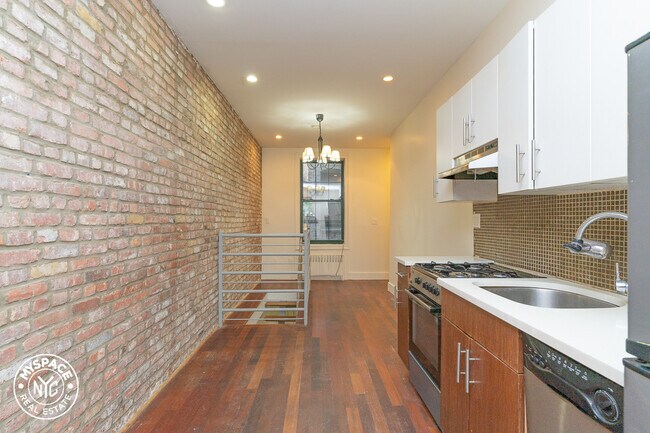 Building Photo - 1011 Pacific St