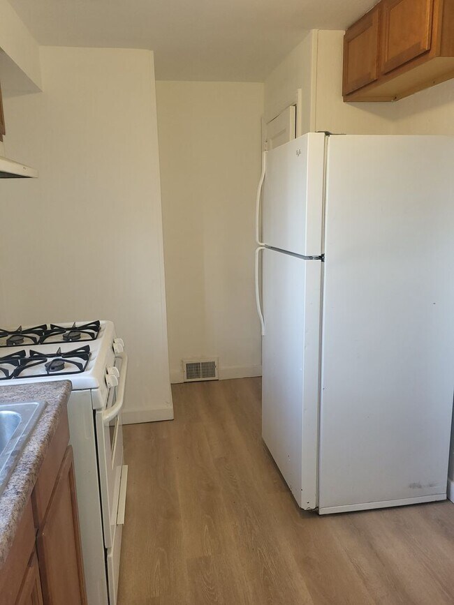 Foto del edificio - 3 bedroom 1.5 bath with driveway and garage!