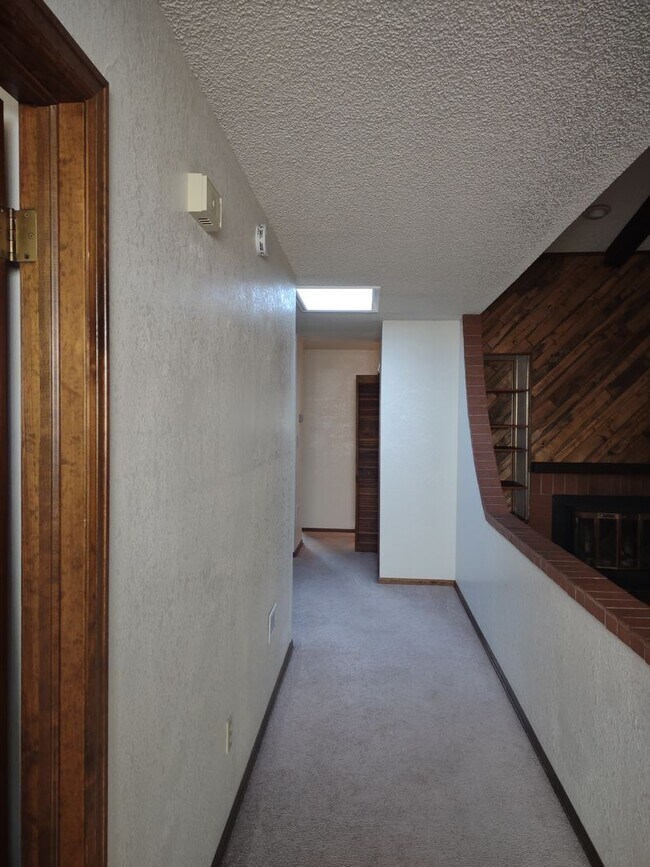 Foto del edificio - ALL PROSPECTIVE TENANTS MUST SUBMIT A ON L...