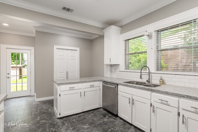 Building Photo - 3456 Broadmoor Blvd