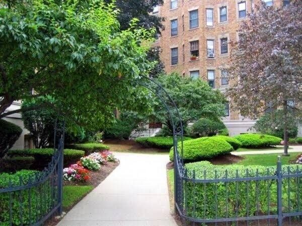 Primary Photo - 114 Riverway