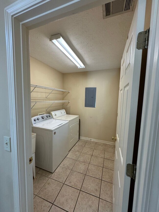 Foto del edificio - Harmon Condo Available Now!