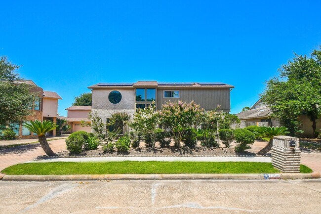 Foto del edificio - 7706 Coachwood Dr