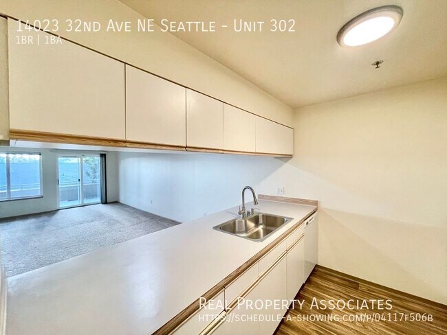 Building Photo - Spacious Top Floor 1-Bedroom/1-Bathroom! I...