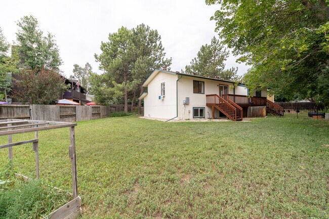 Big, beautiful yard - 1225 Centaur Cir