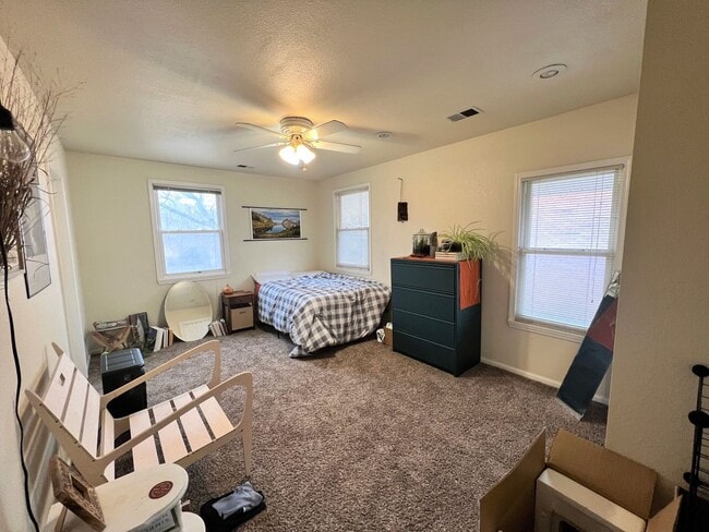 Building Photo - Convenient location, walking distance to KSU Campus! - Pre-Leasing for 26/27 School Year!