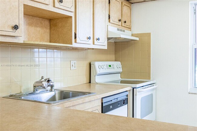Building Photo - 1005 Country Club Dr