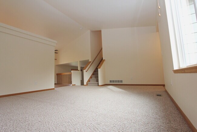 Foto del edificio - 4 Bedrooms, Huge Yard
