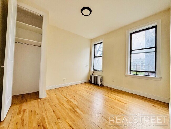 Foto del edificio - Large 2 bedroom on a Picturesque Tree-Line...
