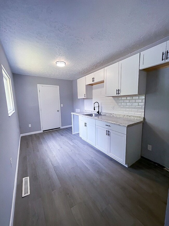 Building Photo - Charming 3-Bedroom Single-Family with New ...