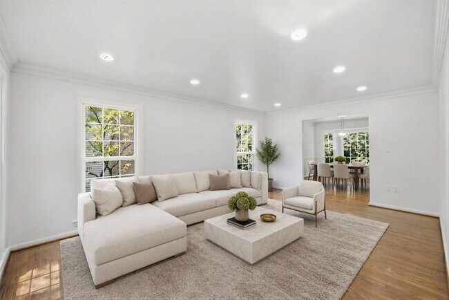 Foto del edificio - Spacious 5-Bedroom Colonial with Walk-Out Basement in Sought-After Stonebridge