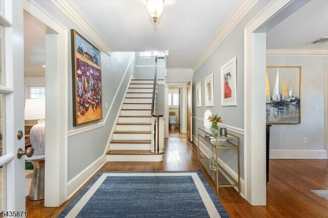Foto del edificio - 242 Forest Ave