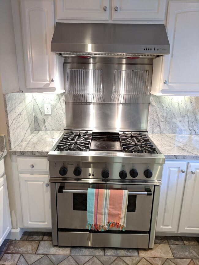 Stove/Oven - 5002 Webster St