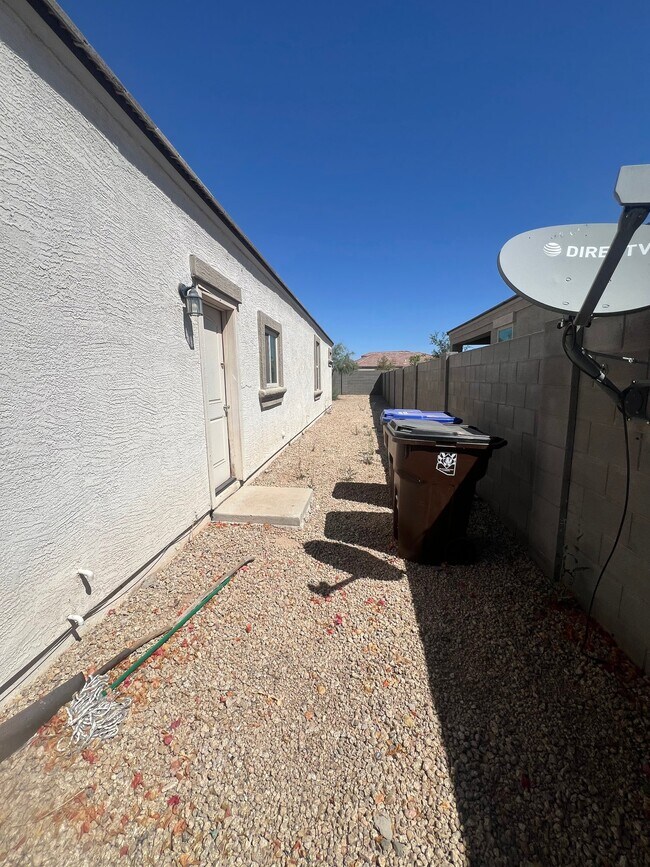 Foto del edificio - 42132 W Manderas Ln