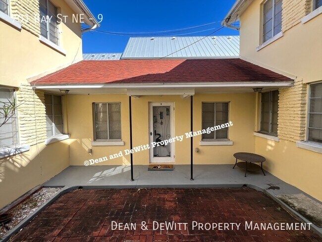 Foto del edificio - Charming Old NE Studio - For Rent