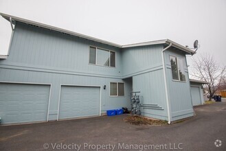 Building Photo - 1095 NE Hidden Valley Dr