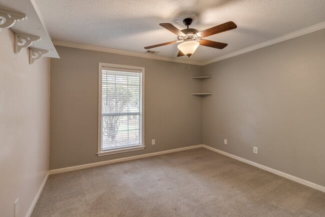Building Photo - All brick home in the center of Richmond Hill