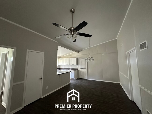 Foto del edificio - Stunning 3BR/2BA Bartlett Home | Vaulted Ceilings, Kitchen Island & Covered Patio
