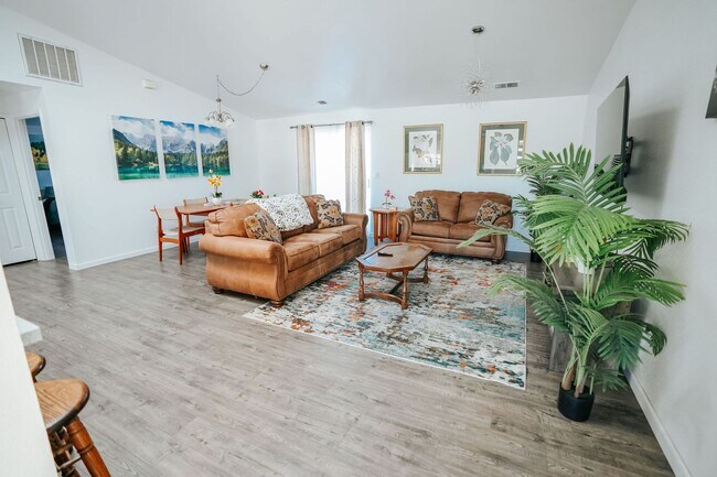 Foto del edificio - 4190 Hillside Ct