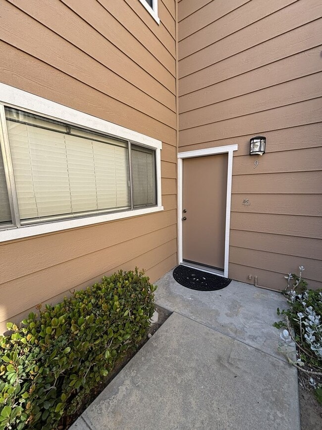 Building Photo - MOVE IN READY Updated La Habra condo