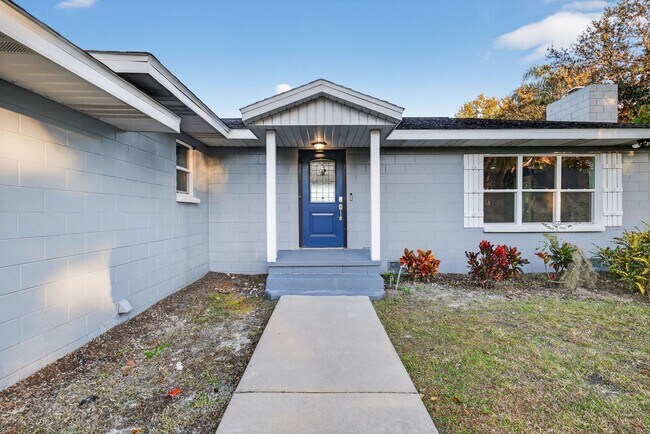 Foto del edificio - Lakefront 4-Bedroom Home for Rent in Beautiful Umatilla, FL