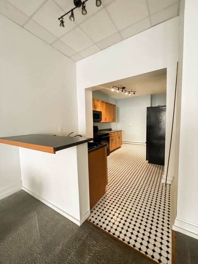 Building Photo - Two Bedroom, Two & Half Baths in Downtown