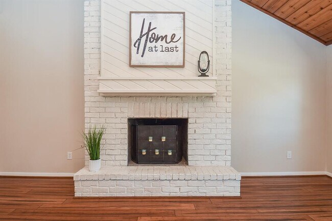 Building Photo - 7731 Club Lake Dr