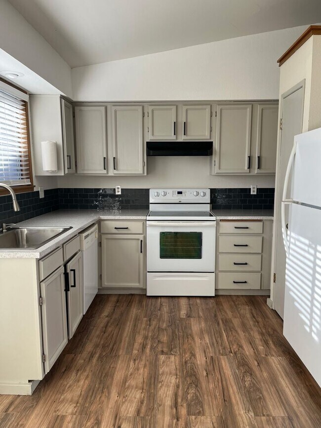 Building Photo - Now renting 2 bedroom Duplex  half-off the first month of rent