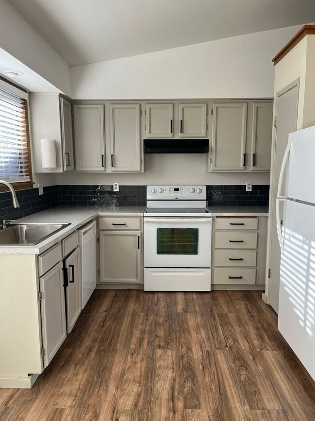 Foto del edificio - Now renting 2 bedroom Duplex