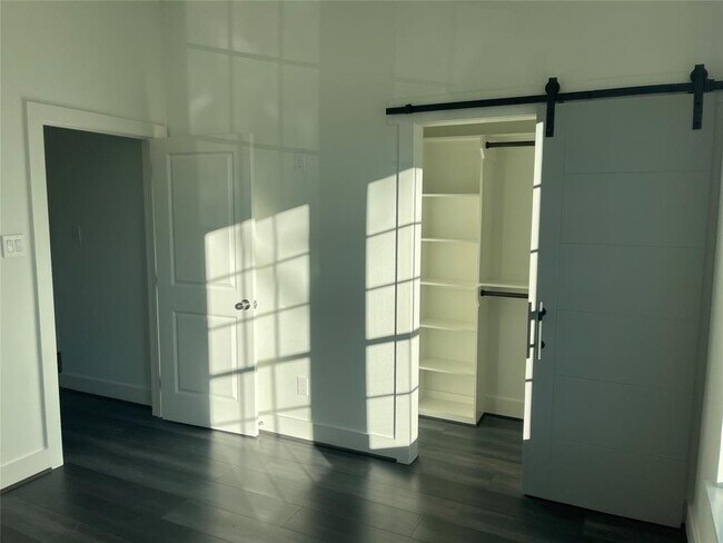 Building Photo - 5631 Ridgeway Dr