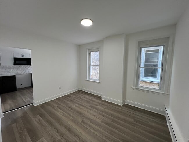 Building Photo - 921 W 3rd St