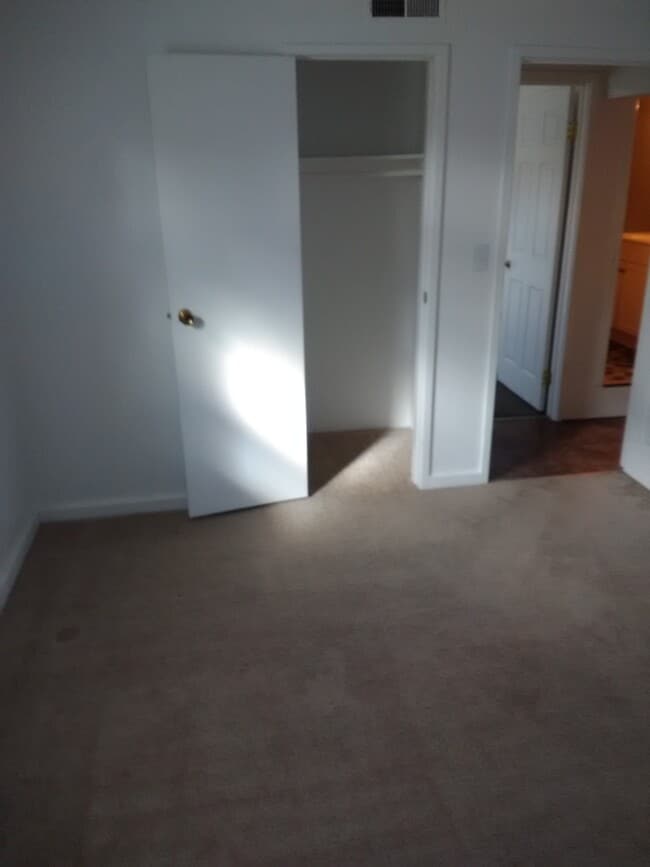 Foto del edificio - 1311 E 11th St