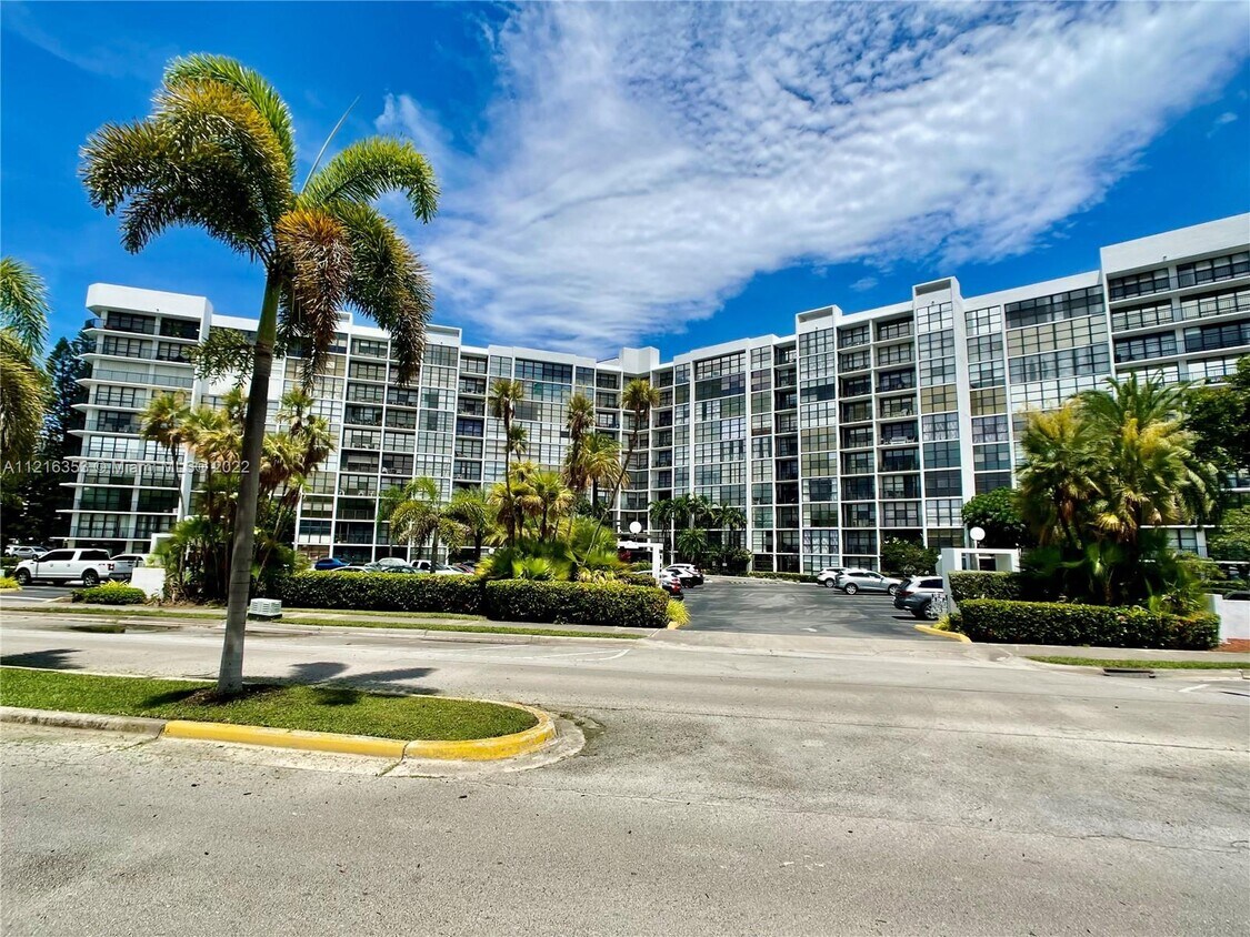 800 Parkview Dr Unit 1017, Hallandale Beach, FL 33009 Condo for Rent