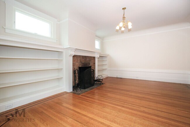 Building Photo - Beautiful 2 Bed, 1 Bath Modernized Edwardi...