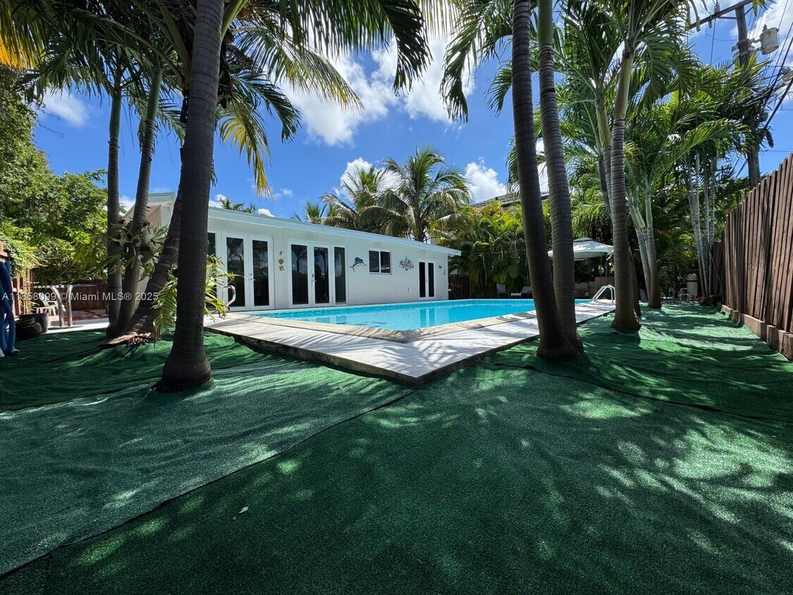 Foto principal - 5749 SW 42nd St